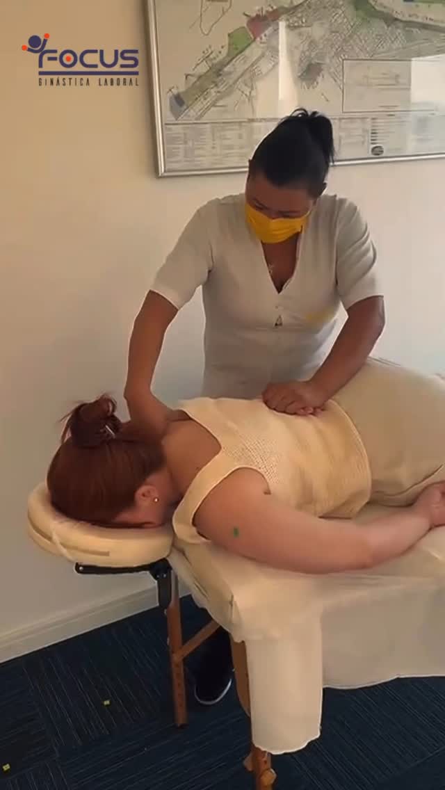 Sessão de quick massage no trabalho