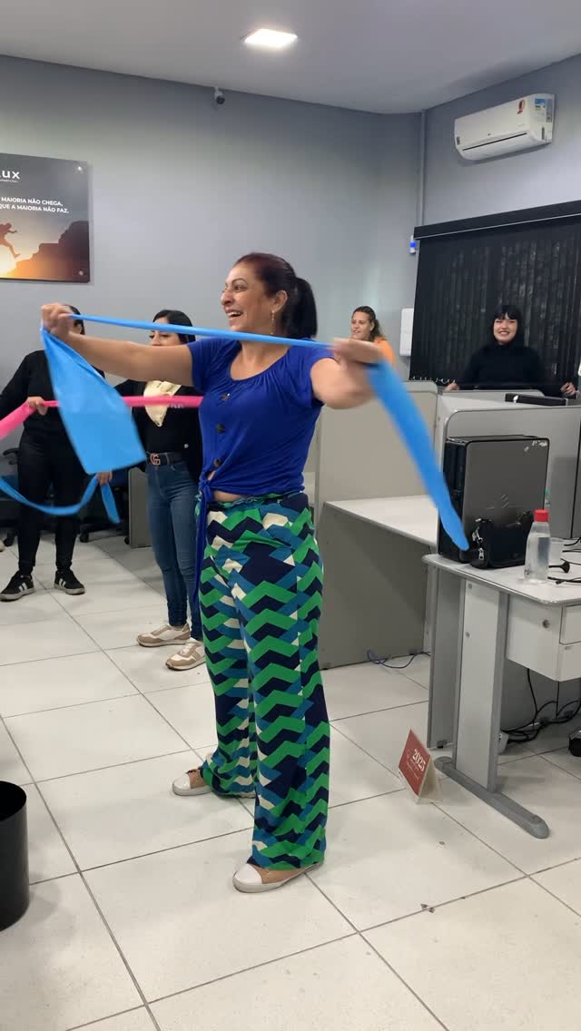 Pausa de ginástica laboral para a equipe